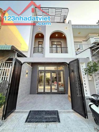 Cần bán gấp căn nhà ngay mặt tiền đường Nguyễn Hữu Trí - SHR - 1,6 TỶ.