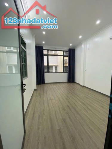 HIẾM- Nguyễn Văn Huyên- 42m x 5T- dân xây- lô góc- gần ô tô- nhỉnh 8 tỷ - 2