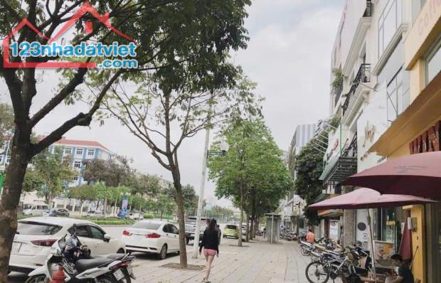 HIẾM- Nguyễn Văn Huyên- 42m x 5T- dân xây- lô góc- gần ô tô- nhỉnh 8 tỷ - 5
