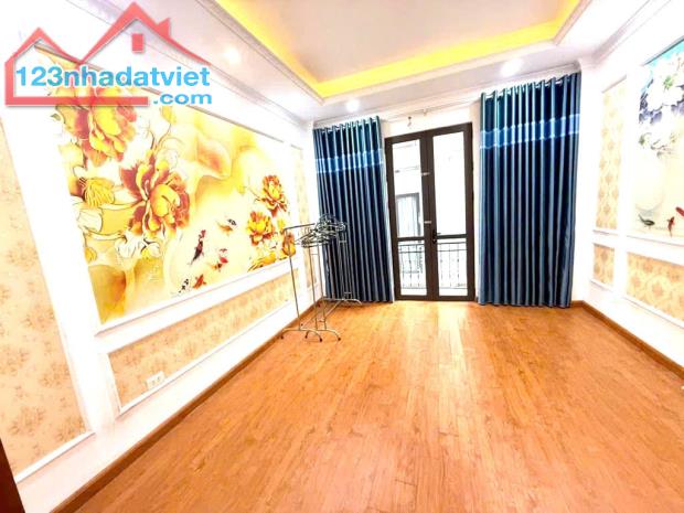 NHANH MỚI KỊP - HƠN 5 TỶ - NHÀ ĐẸP THẠCH BÀN, 5 TẦNG - GẦN Ô TÔ - FULL NỘI THẤT - Ở SƯỚNG - 3