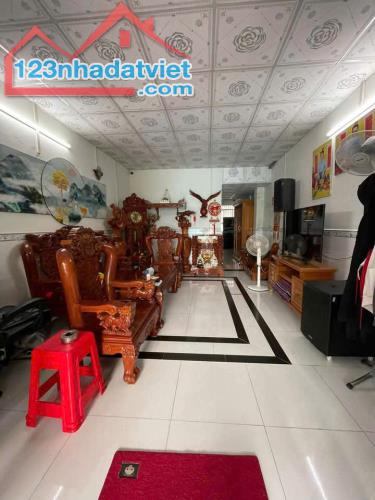 Gấp gấp chú em cần bán nhà 111m2 ngay trung tâm Hóc Môn mà giá chỉ 850 triệu - 1