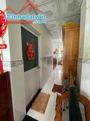 Gấp gấp chú em cần bán nhà 111m2 ngay trung tâm Hóc Môn mà giá chỉ 850 triệu - 2