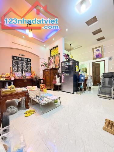 Bán nhà Tiền Lân, Bà Điểm, 81m2, 2Tầng BTCT,  Ngang 6,2m, Đường 8m xe hơi ngủ trước nhà