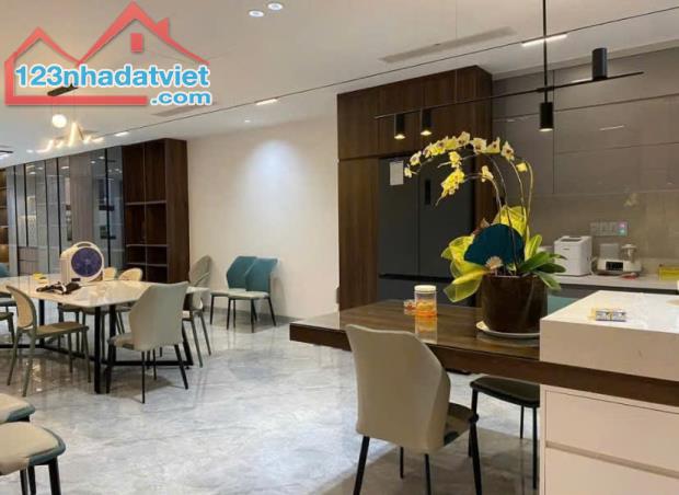 Cho thuê nhà 3 tầng 700m2 VCN Phước Long-Nha Trang cực đẹp