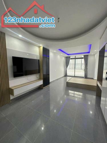 BÁN NHÀ PHỐ TRẠM - Ô TÔ VÀO NHÀ - 50M2 HƠN 9 TỶ - 2