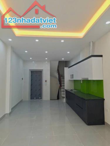 GIẢM GIÁ BÁN GẤP-NHÀ HOA LÂM- Ô TÔ VÀO NHÀ - THANG MÁY ĐẸP -NHÀ MỚI KÍNH KOONG-FULL NỘI TH