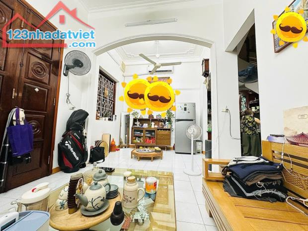 Nhà đẹp Chính Kinh,2 nhà ra phố,gần vành đai 2.5, 44m 3 tầng 6m mặt,Giá 10.6 tỷ.0796193699