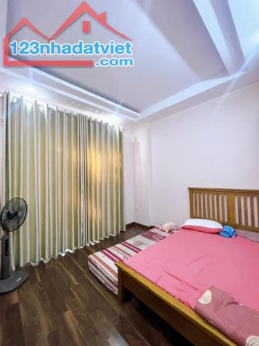Bán nhà ngõ 250 Tân Mai, 40m2 x 5 tầng, gần ô tô, 180tr/m2 - 1