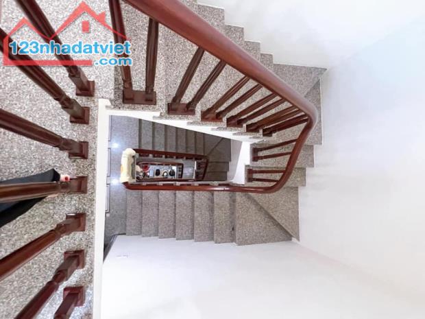 Bán nhà ngõ 250 Tân Mai, 40m2 x 5 tầng, gần ô tô, 180tr/m2 - 2