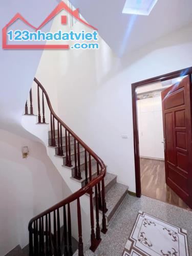Bán nhà ngõ 250 Tân Mai, 40m2 x 5 tầng, gần ô tô, 180tr/m2 - 3