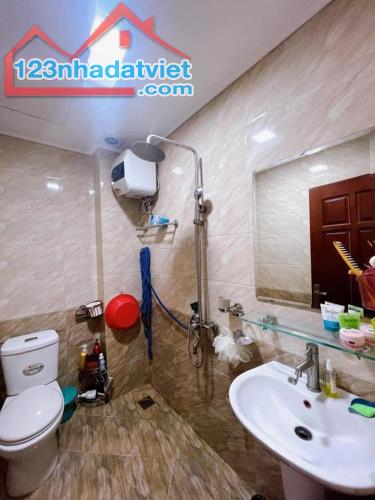 Bán nhà ngõ 250 Tân Mai, 40m2 x 5 tầng, gần ô tô, 180tr/m2 - 4