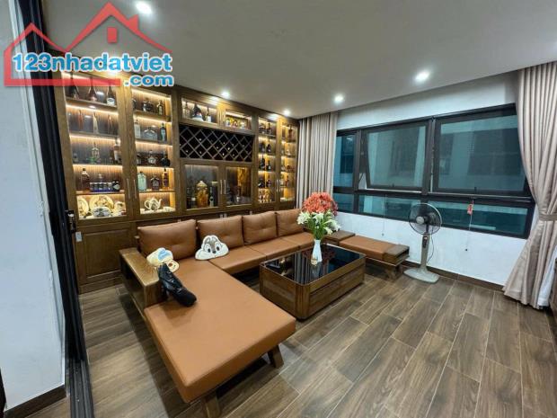 NHÀ ĐẸP CẦU GIẤY 54M-8 TẦNG- NGÕ THẲNG TẮP CÁCH MẶT PHỐ CẦU GIẤY 10M - Ô TÔ ĐỖ CỬA!!!