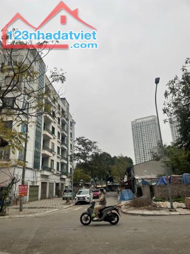 Bán Đất Phố Phúc Hoa - 242m2 x MT 17.5m Lô góc - Ngõ thông 2 oto tránh - Sổ đỏ vuông vắn - 5