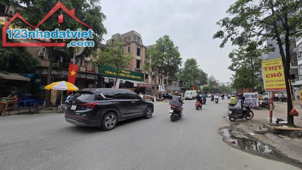 Cần bán nhà mặt đường lớn Yên Xá, Tân Triều, Lô góc 176m2, 5 Tầng
