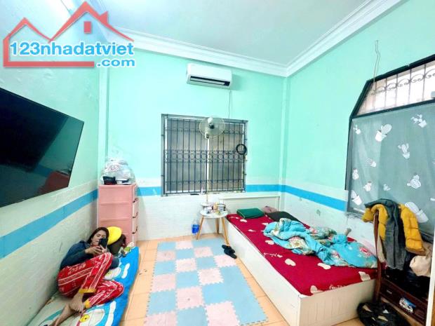 Thua chứng khoán, bán lỗ nhà Xã đàn, sát mặt phố, 17m x 5 tầng, nhỉnh 3 tỷ.