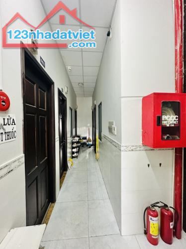 Gấp bán nhà Cách Mạng T8, Sài Gòn, 8 tầng, dt 178m2, 54 phòng, giá 30 tỷ.