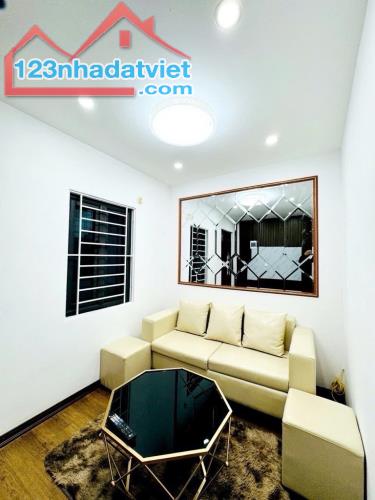 Bán khẩn cấp nhà 8/3 Hai Bà Trưng 70 m2-3,2 tỷ nhà mới ở ngay ,đầy đủ nội thất
