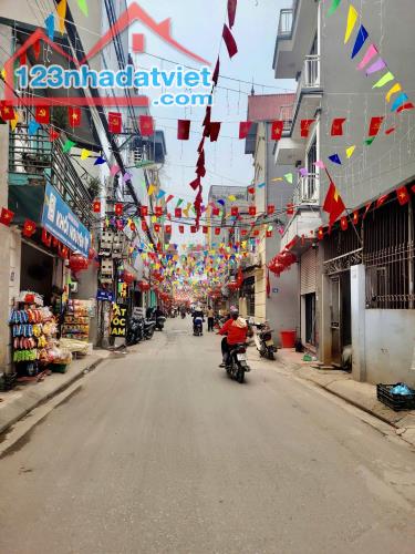 NHÀ ĐẸP GẦN KHU VINHOMES ĐAN PHƯỢNG 33M2 - 5 TẦNG - GIÁ CHỈ 4.65 TỶ
