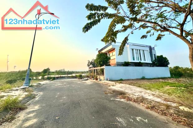 BÁN 2 SỔ 2.500M2 SẴN 200 THỔ CƯ THÔNG THẲNG CỔNG KHU CÔNG NGHIỆP 460TR