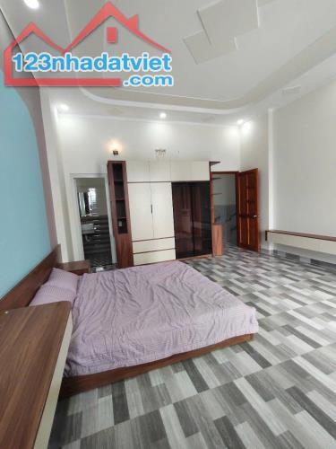 GIA ĐÌNH TÔI CẦN BÁN GẤP CĂN NHÀ PHỐ MỘT TRỆT 2 LẦU ĐÃ HOÀN CÔNG - 2