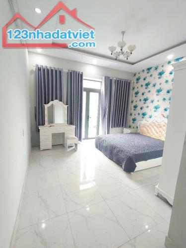 GIA ĐÌNH TÔI CẦN BÁN GẤP CĂN NHÀ PHỐ MỘT TRỆT 2 LẦU ĐÃ HOÀN CÔNG - 3