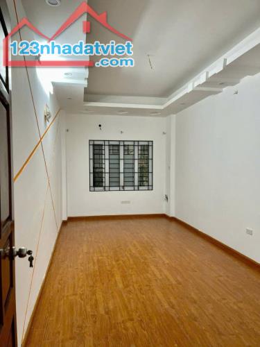 Nhà phố Hoàng Hoa Thám Thụy Khuê giáp danh 3 quận - 1