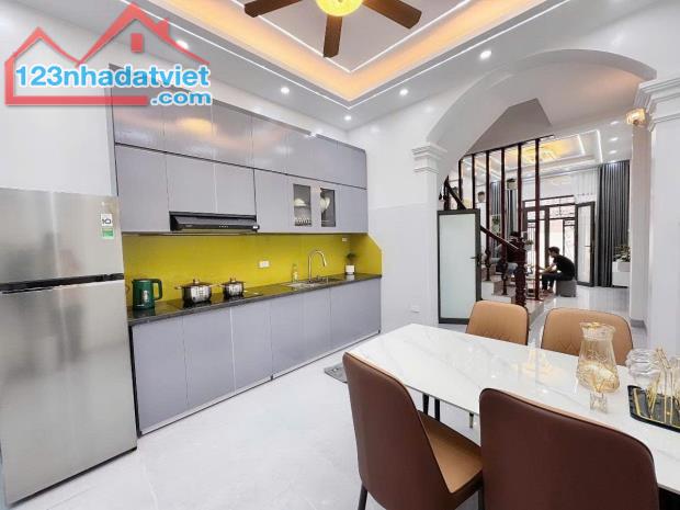 Đống Đa - Tôn Đức Thắng - Khâm Thiên - Ngõ rộng - 32 m - 4 Tầng - 4 PN - 5,6 tỉ. - 1
