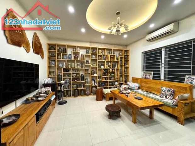 BÁN NHÀ PHỐ NGUYÊN HỒNG - LÔ GÓC 68M² - MT 5.5M - Ô TÔ TRÁNH - KINH DOANH VP - GIÁ 15,8 TỶ
