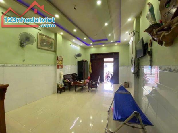 🍀Bán nhà mặt tiền thạnh lộc 13 phường thạnh lộc q12
*Mặt tiền cách chợ cầu đồng 100m
* - 1