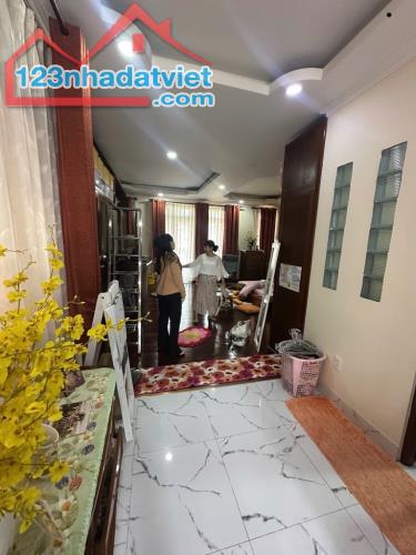 Bán gấp nhà đẹp ở ngay mặt tiền khu đường số, có Hầm, 130m2, 7T, ngang 6.5m, chỉ 25.7 tỷ.
