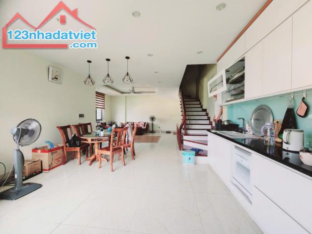 BÁN NHÀ LÔ GÓC 5 TẦNG DỌC BÚN VĂN KHÊ, DT 40/60M GIÁ NHỈNH 15 TỶ, KINH DOANH VP