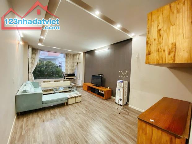 Cho thuê nhà phố Văn Cao, DT: 90m2, 4 ngủ khép kín.