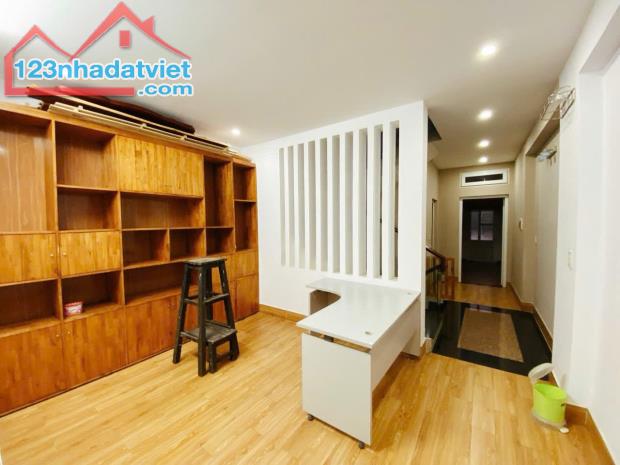 Cho thuê nhà phố Văn Cao, DT: 90m2, 4 ngủ khép kín. - 4