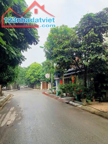 BÁN LIỀN KỀ VILACERA XUÂN PHƯƠNG,PHÂN LÔ,Ô TÔ TRÁNH,VỈA HÈ,GIÁ 15.9 TỶ