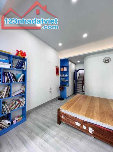 ► Nhà gần MT Thi Sách, 20m Ô tô Đậu, 60m2, 3 tầng mới xây 2 năm, cực chắc, an toàn trẻ