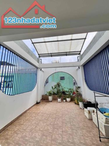 ► Nhà gần MT Thi Sách, 20m Ô tô Đậu, 60m2, 3 tầng mới xây 2 năm, cực chắc, an toàn trẻ - 3