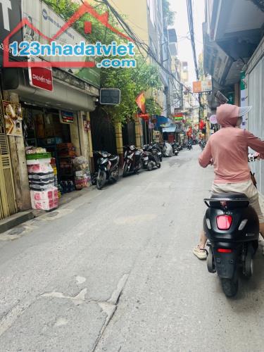 💥Bán Đất Tặng Nhà, P. Thái Thịnh, Phân Lô Bàn Cơm, 50m Ra Phố, DT 58m2. Hiếm!