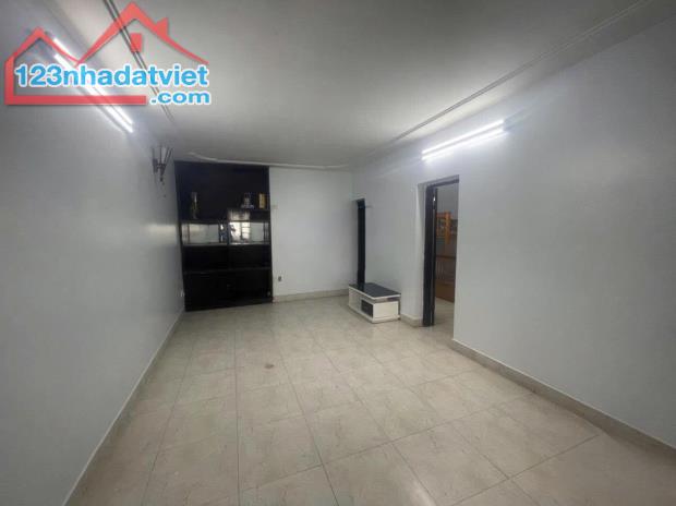 Cho thuê nhà tập thể tầng 3 Kim Liên, Đống Đa 70m giá 10tr gần Vincom Phạm Ngọc Thạch - 2