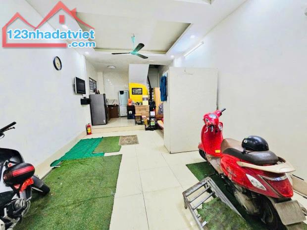 NGÕ 318 ĐÊ LA THÀNH LÔ GÓC - KINH DOANH NHỎ - NGÕ THÔNG DT 40m2 5T x MT 4.8m Giá 9.5 tỷ