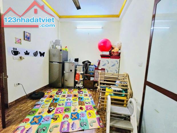 NGÕ 318 ĐÊ LA THÀNH LÔ GÓC - KINH DOANH NHỎ - NGÕ THÔNG DT 40m2 5T x MT 4.8m Giá 9.5 tỷ - 3