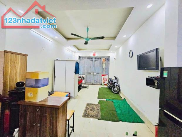NGÕ 318 ĐÊ LA THÀNH LÔ GÓC - KINH DOANH NHỎ - NGÕ THÔNG DT 40m2 5T x MT 4.8m Giá 9.5 tỷ - 4