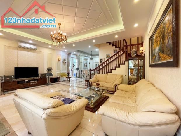 BÁN NHÀ PHỐ GIẢNG VÕ - LÔ GÓC 197M² - MT RỘNG - GARA Ô TÔ - KINH DOANH TỐT - GIÁ CHỈ 50 TỶ