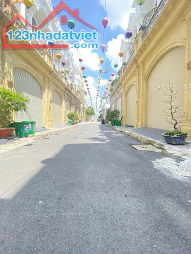 *Bán Gấp Nhà Đ số 8 khu phân lô cao cấp 68m2 hẻm 10m 4 Tầng Nhỉnh 5 tỷ - 4
