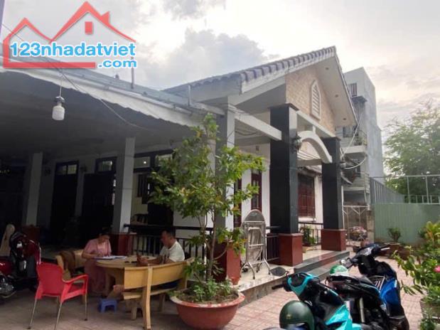 BÁN BIỆT THỰ TẶNG DÃY TRỌ CÓ THU NHẬP - 409m2 - HẺM XE HƠI - 24 TỈ