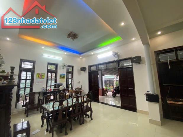 BÁN BIỆT THỰ TẶNG DÃY TRỌ CÓ THU NHẬP - 409m2 - HẺM XE HƠI - 24 TỈ - 2