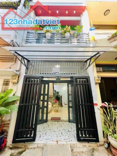 Cần tiền bán gấp căn nhà Đường Nguyễn Trọng Tuyển, Quận Tân Bình. Giá chỉ 1tỷ780 còn thươn