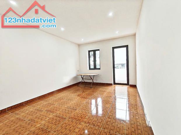 Bán nhà 3 tầng sạch đẹp về ở luôn ngõ 109 Trại Lẻ - 5