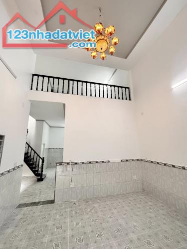 Nhà rộng rãi 6x12m, ngay Ngã Tư Ga giáp Gò Vấp, giá rẻ tiện sửa chữa