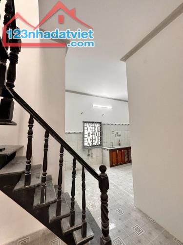 Nhà rộng rãi 6x12m, ngay Ngã Tư Ga giáp Gò Vấp, giá rẻ tiện sửa chữa - 2