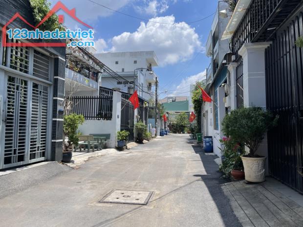 Bán đất tặng nhà Hẻm 6m 182 Lã Xuân Oai, Tăng Nhơn Phú A, 200m2, ngang 10m, chỉ 11 tỷ 999